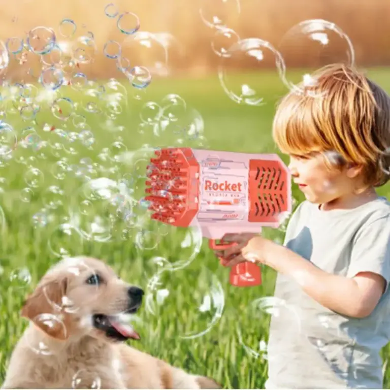 rózsaszín buborékfújó pisztoly, kutya és egy kisfiú